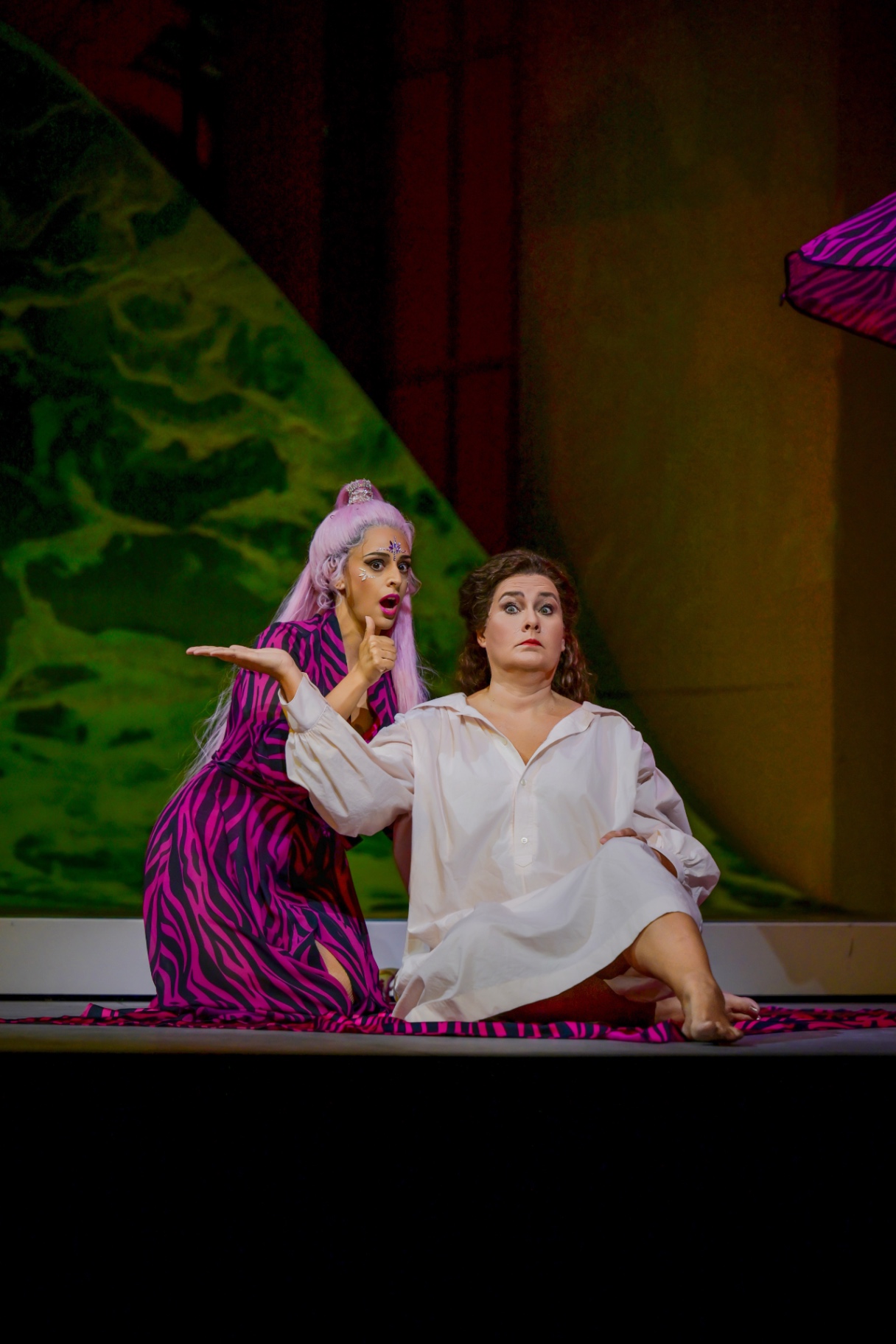 Hila Fahima, Zerbinetta in Ariadne auf Naxos, Tel Aviv Opera 2025 — beside a fellow singer in a pink zebra-print robe, photo by Aviad Tevel