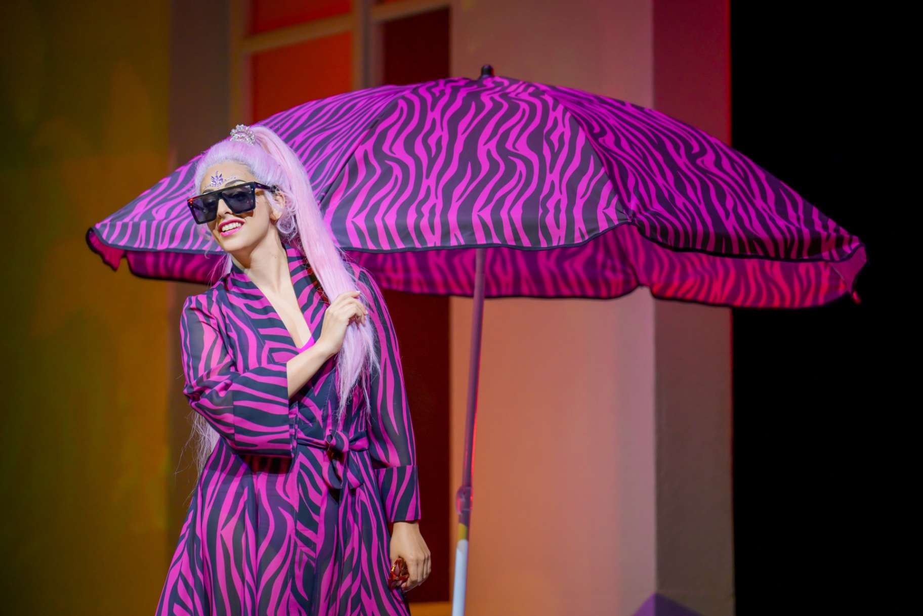 Hila Fahima, Zerbinetta in Ariadne auf Naxos, Tel Aviv Opera 2025 — beneath a pink zebra-print parasol, photo by Aviad Tevel