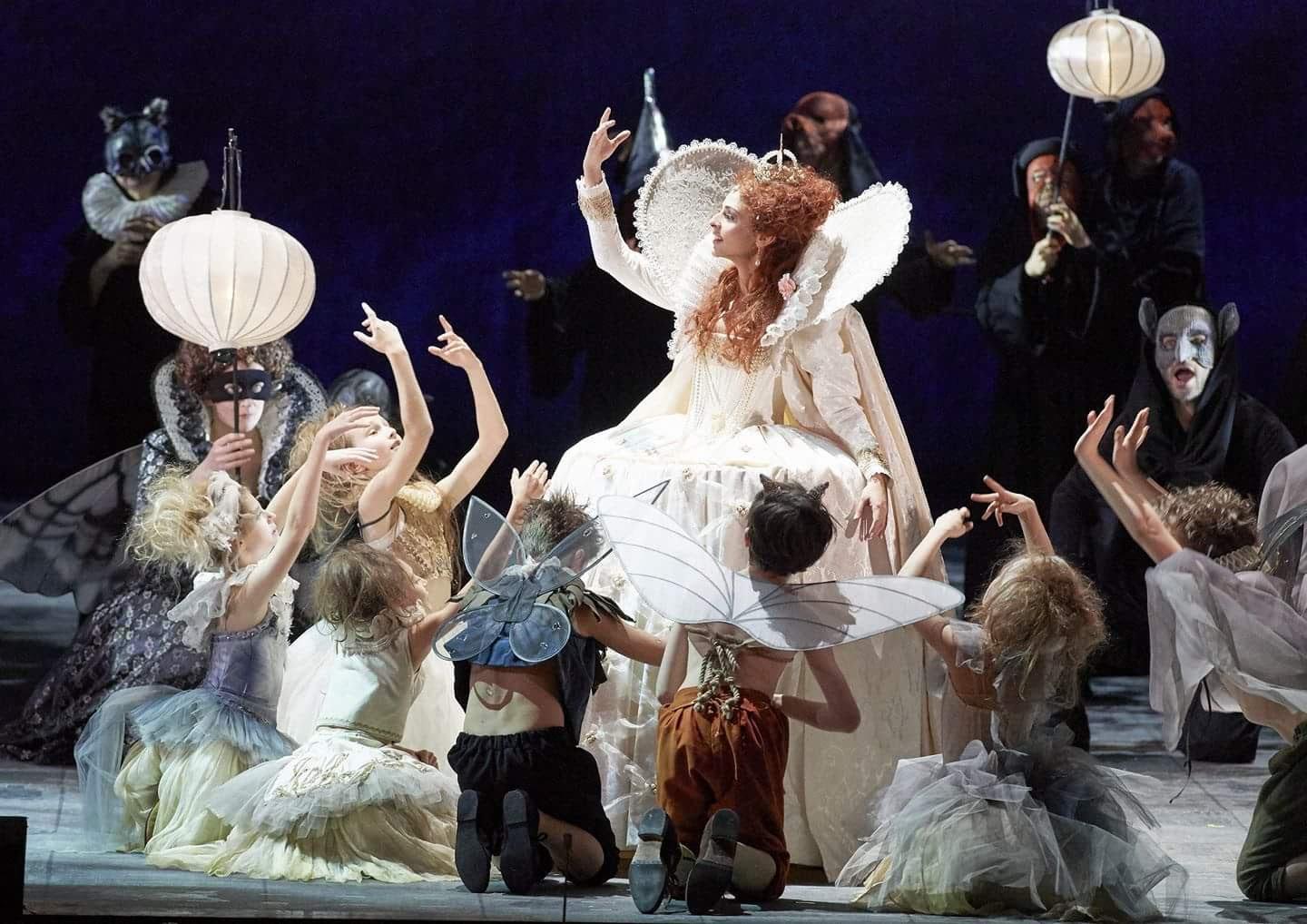 Hila Fahima as Nannetta in Falstaff, Vienna State Opera 2020 — in a white Elizabethan gown surrounded by fairies, photo by Michael Pöhn